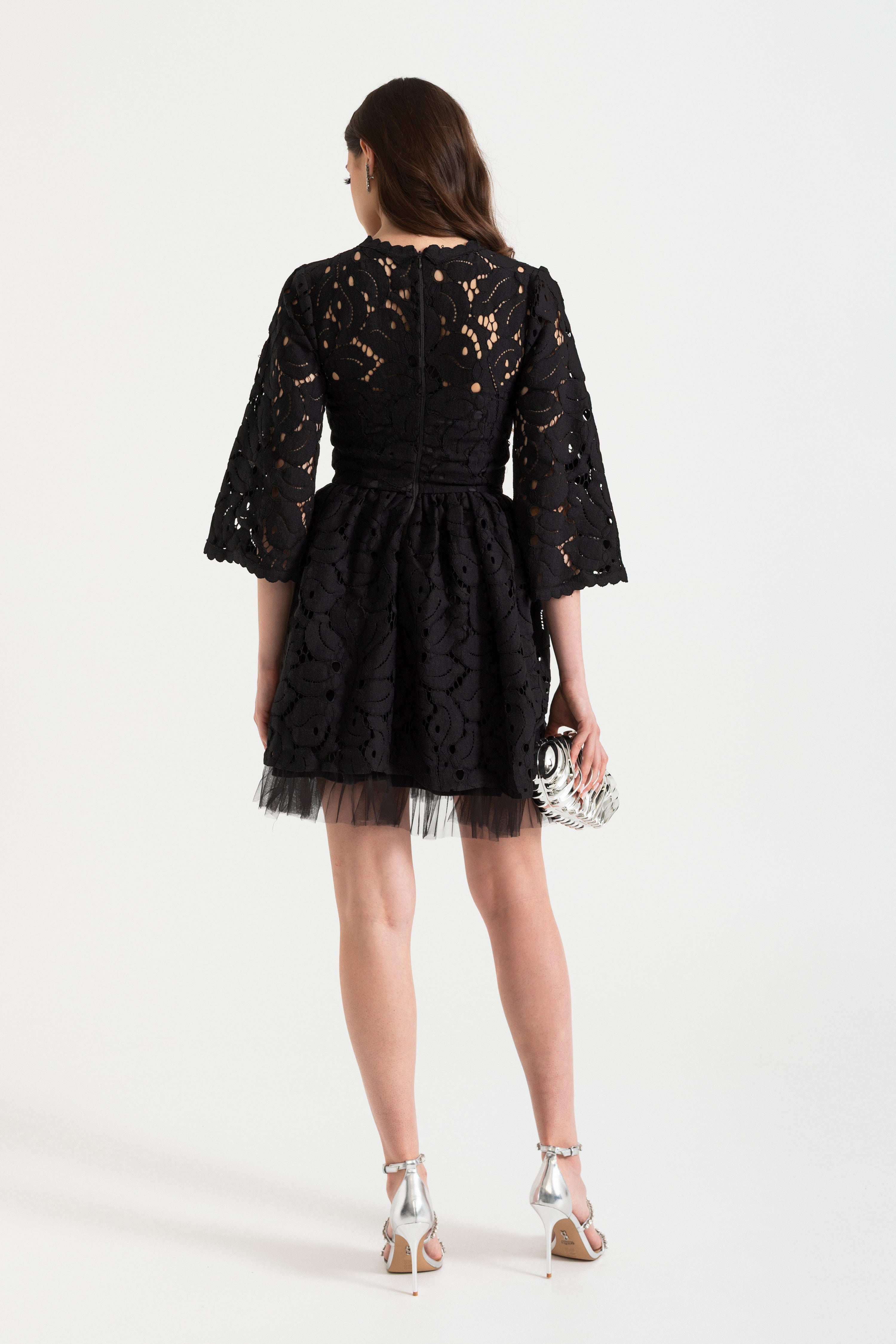 Geborduurde Mini Jurk met Trompetmouwen en Tulle Zoom
