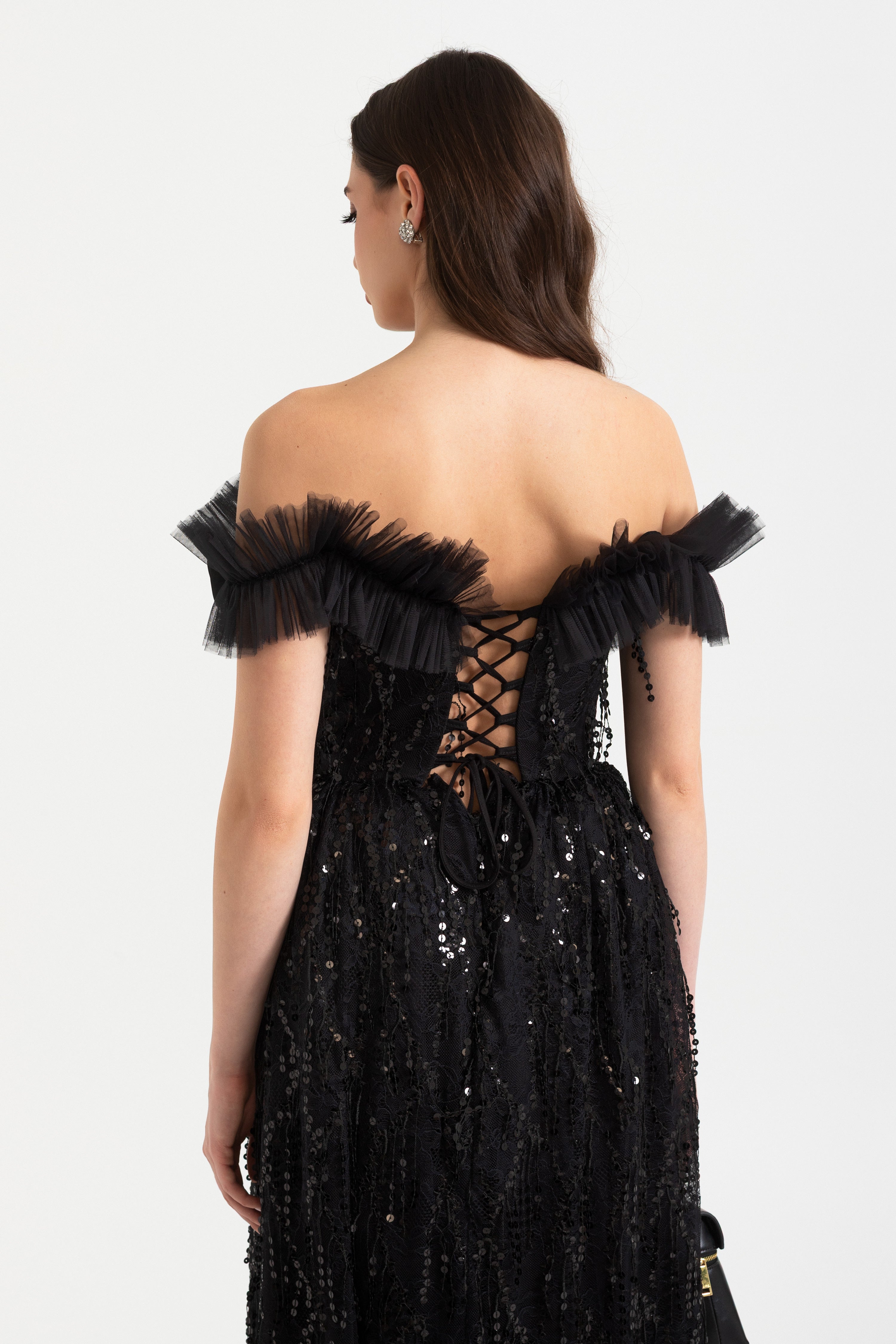 Off-Shoulder Pailletten Midi Jurk met Tulle Ruches en Vetersluiting Achter