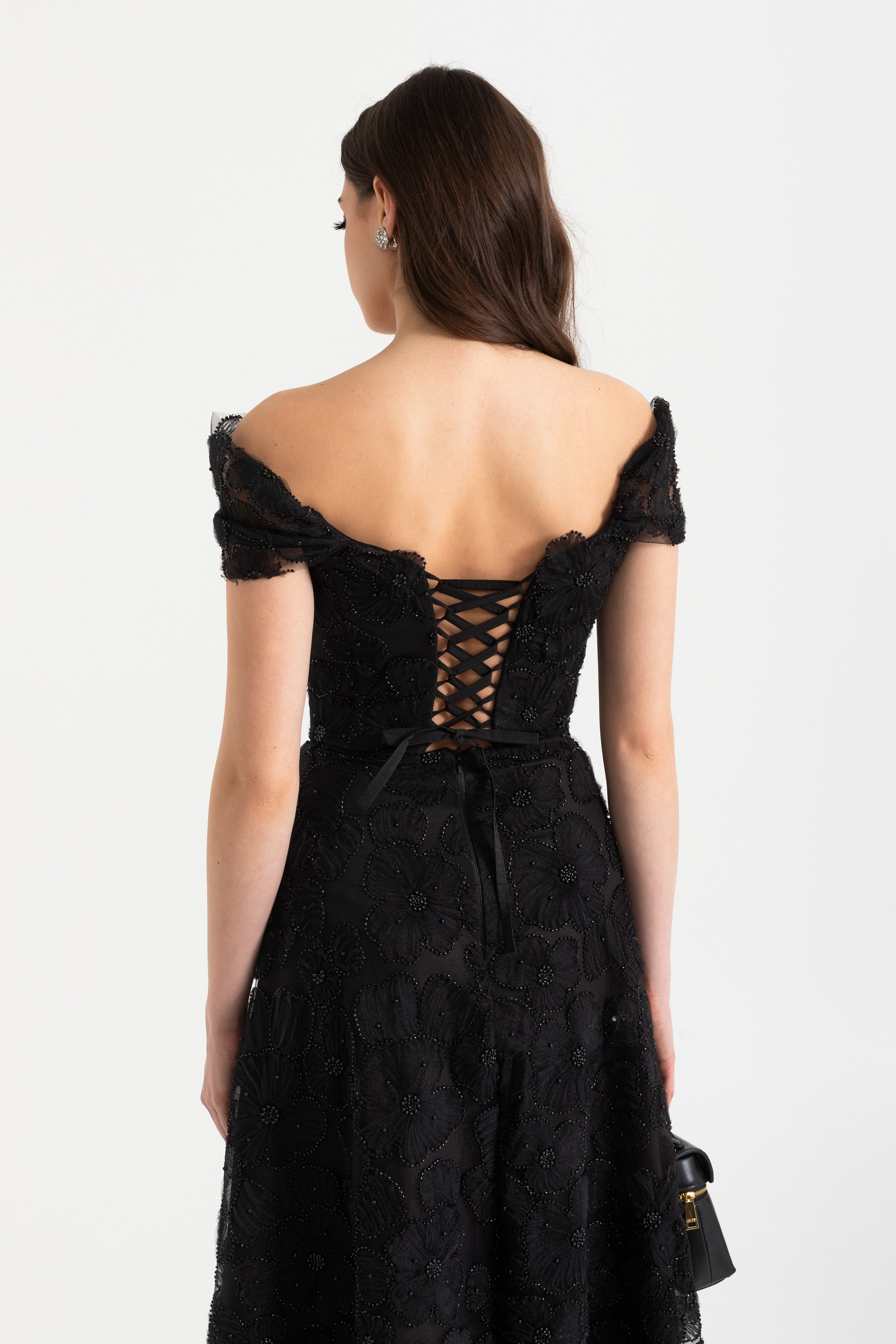 Off-Shoulder Midi Jurk met 3D Bloemenborduurwerk en Vetersluiting Achterkant