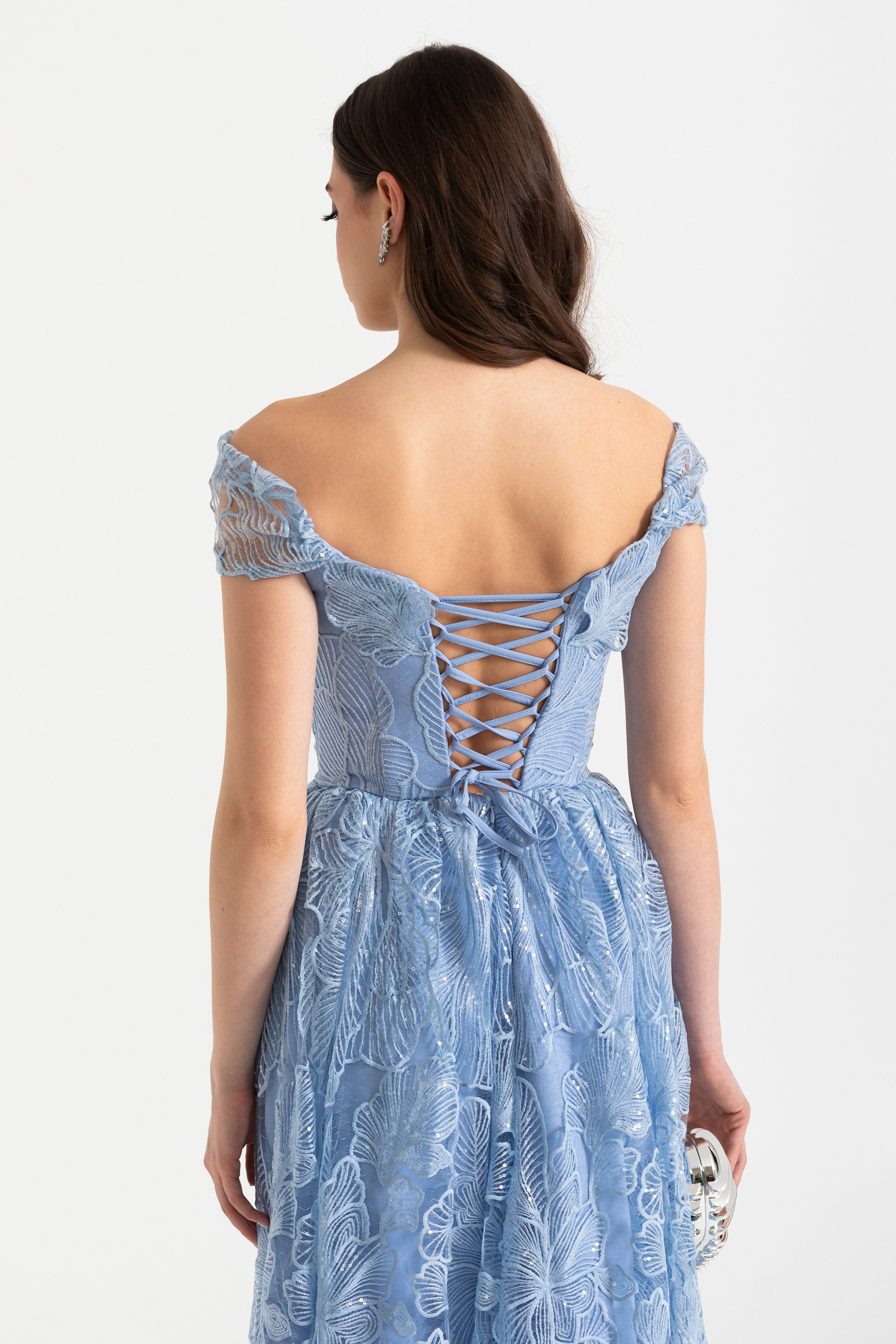 Off-Shoulder Midi Jurk met Bloemenkant en Korset Achterkant 