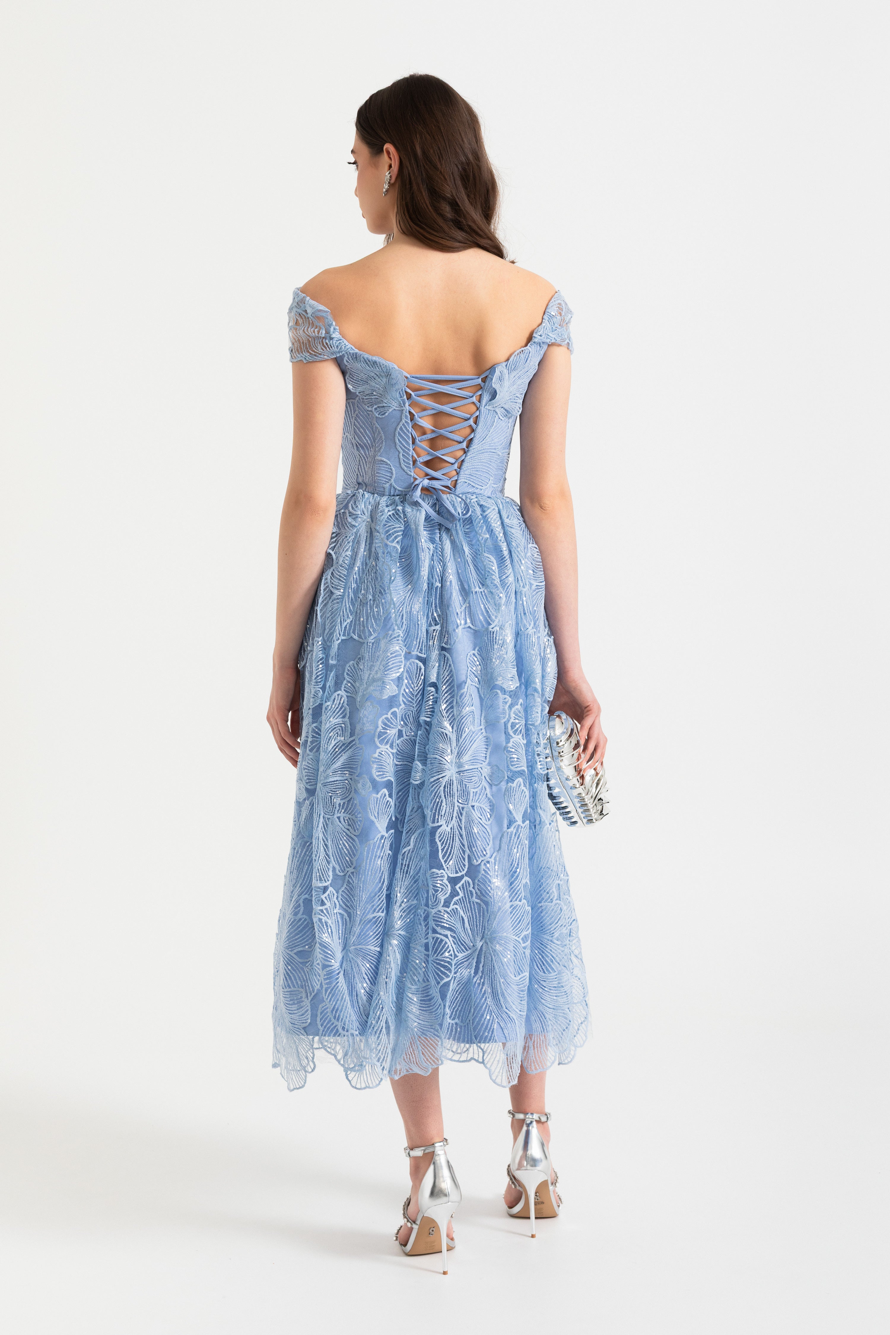 Off-Shoulder Midi Jurk met Bloemenkant en Korset Achterkant 