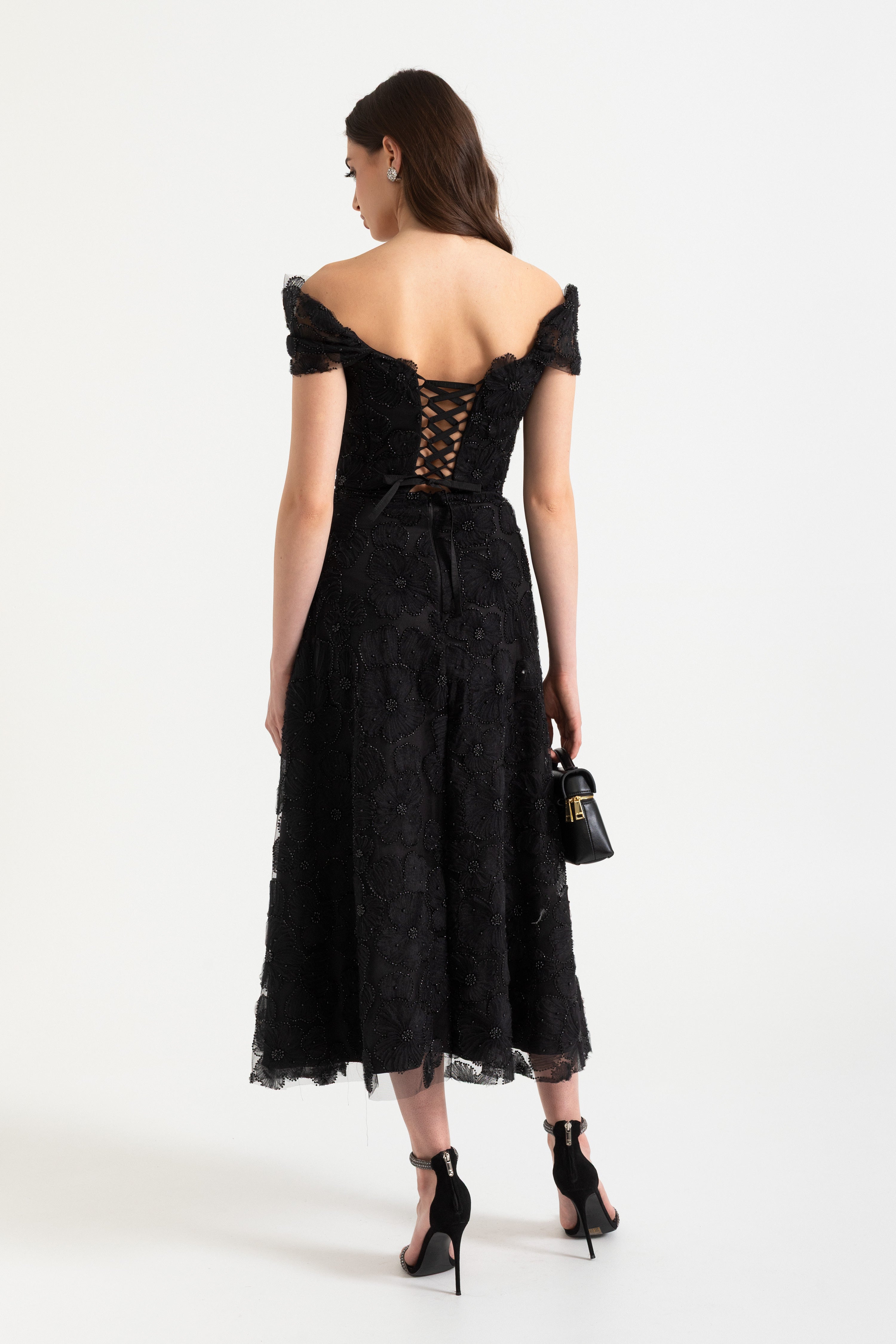 Off-Shoulder Midi Jurk met 3D Bloemenborduurwerk en Vetersluiting Achterkant 