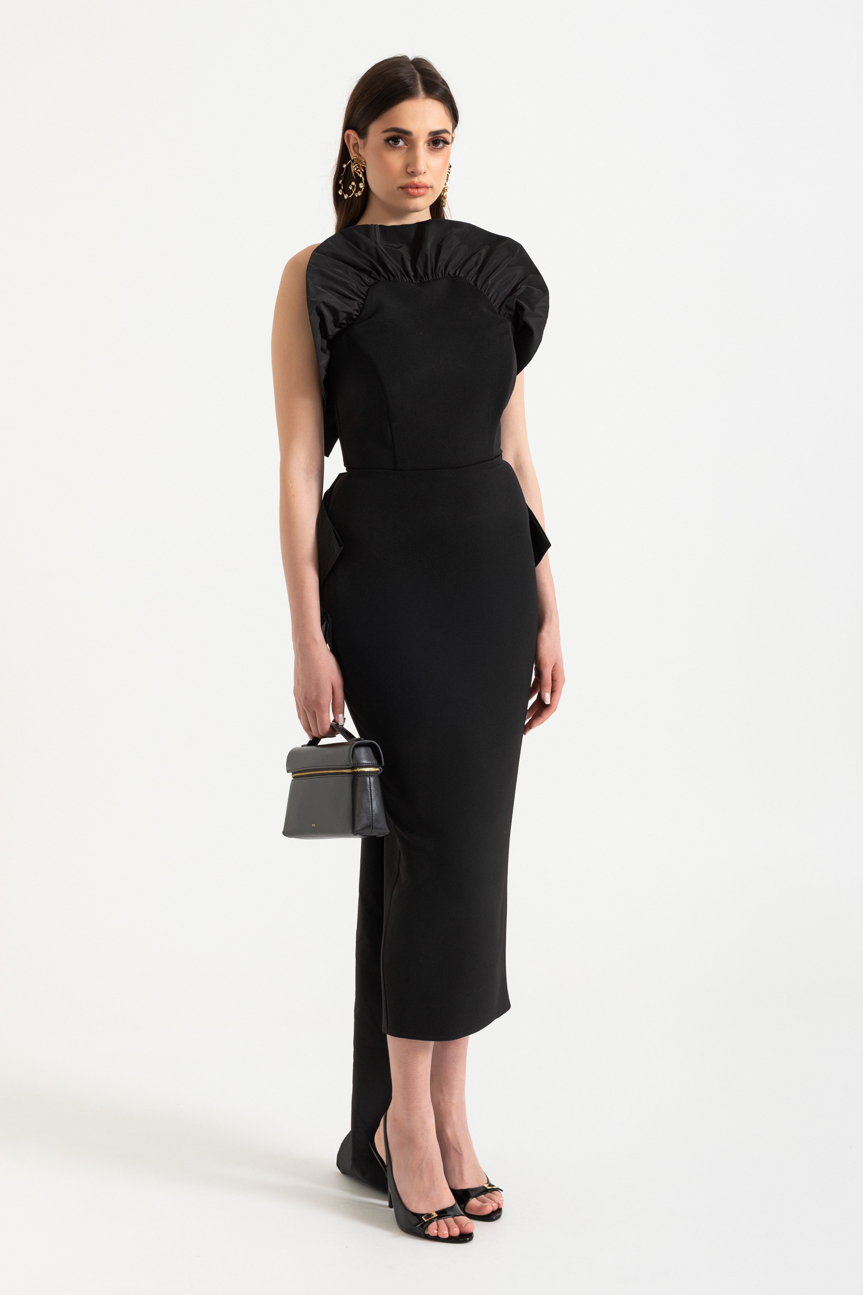 Midi-jurk met gedrapeerde schouders en oversized strik op de rug 